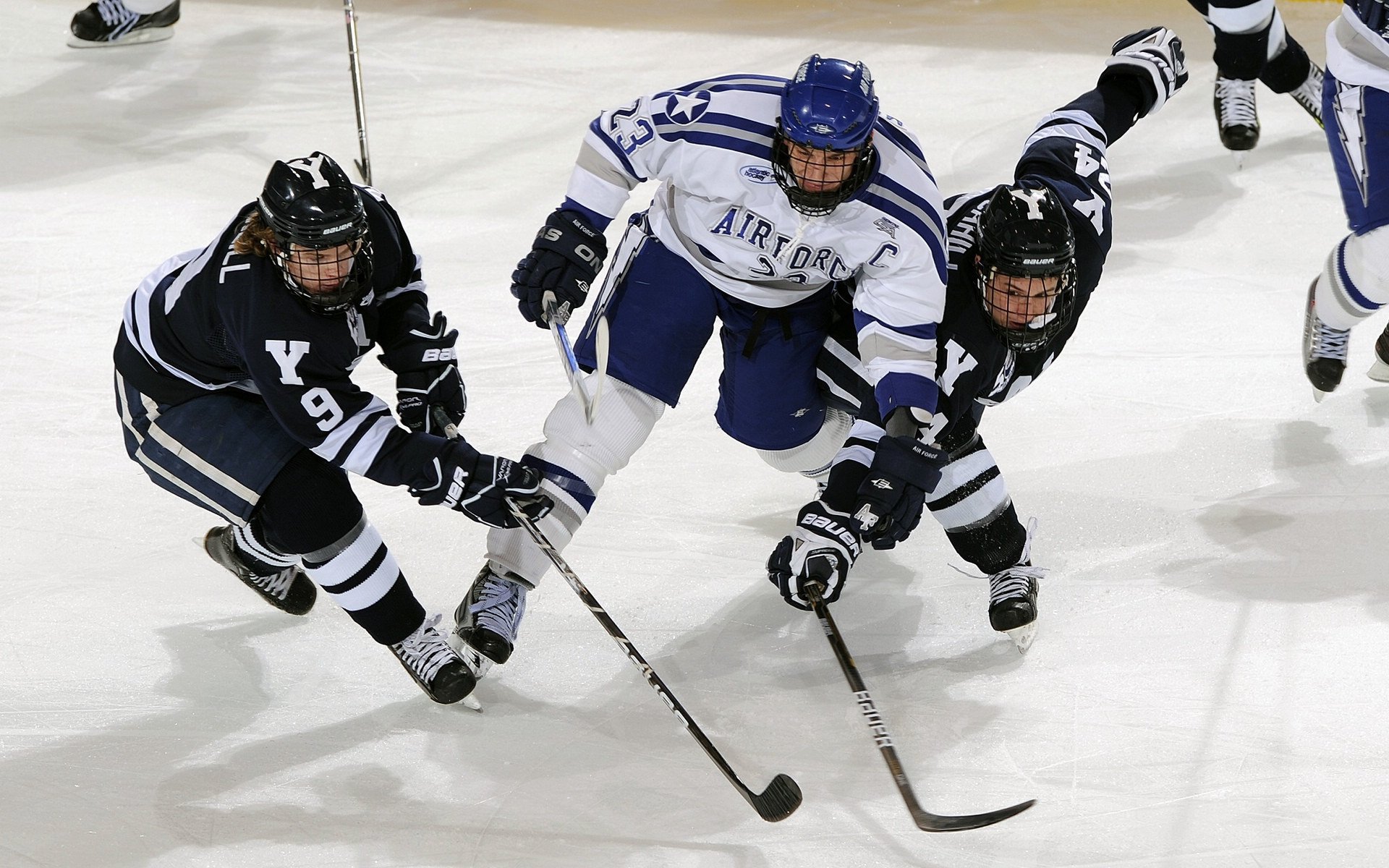 欧冠八强次回合：本菲卡2比0那不勒斯 主帅半场调整连换两人改变走势